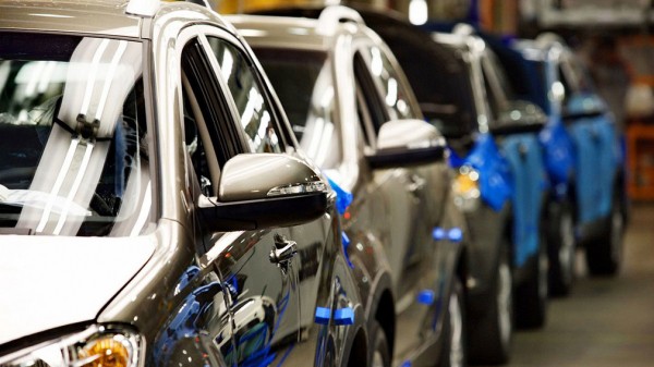 Автопроизводители приостановили отгрузку новых машин дилерам в России