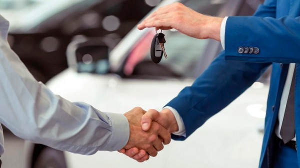 Авторынок РФ попал в долговую пробку: продажи стремительно падают