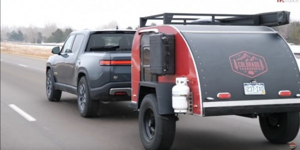 Электрический Rivian и ДВС-ная Tundra: сравнили в буксировке прицепа