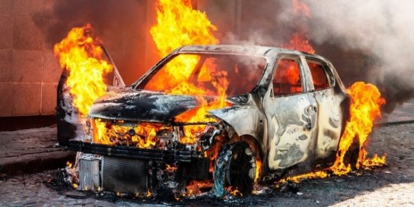 Электромобили оказались в 60 раз безопаснее бензиновых авто!