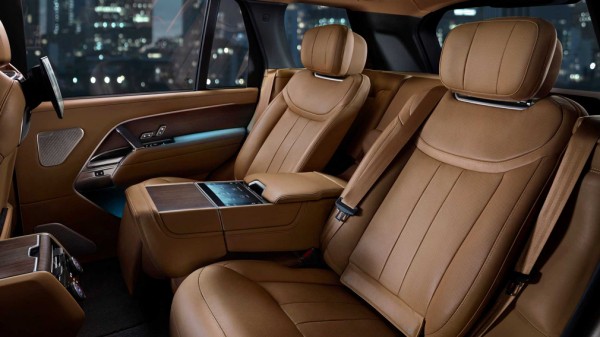 Range Rover нового поколения получит четыре версии в РФ