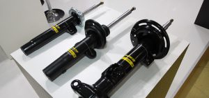 Как прокачать стойки перед установкой на машину: для чего нужна прокачка амортизаторов