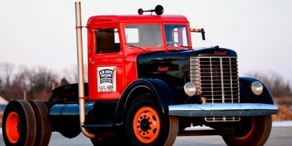 На аукцион выставили коллекцию старинных грузовиков