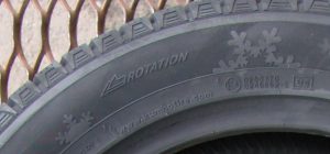 Направление резины: надпись Rotation
