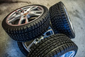 Ошиповка зимних шин своими руками: что нужно знать