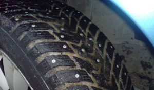 Срок службы зимней резины: липучки и шипованной