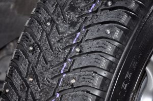 Срок службы зимней резины: липучки и шипованной