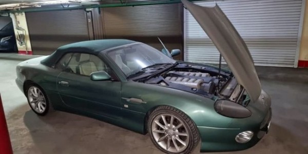 В Киеве обнаружен заброшенный спорткар Aston Martin