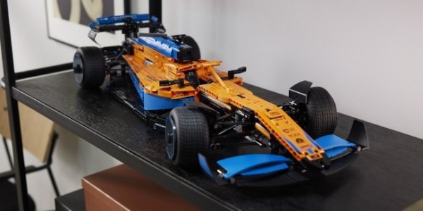 В новом формульном болиде McLaren из 1,4 тысячи деталей Lego спрятали подсказку