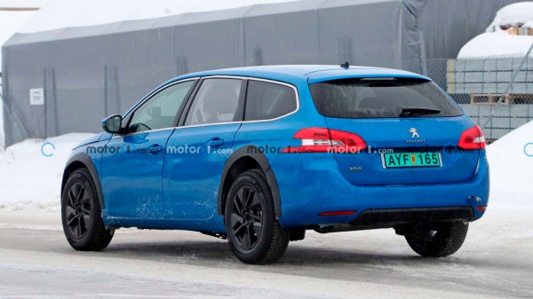 Компания Peugeot тестирует новый кроссовер в кузове старого универсала