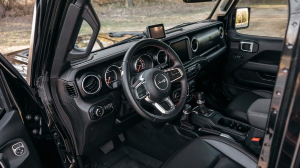 На продажу выставили хардкорный Jeep Gladiator с 717-сильным мотором Hellcat