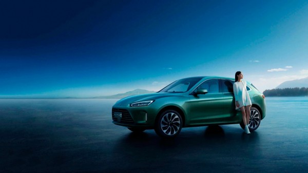 Кроссовер AITO M5 вышел в продажу в Китае с мультимедийным комплексом от Huawei