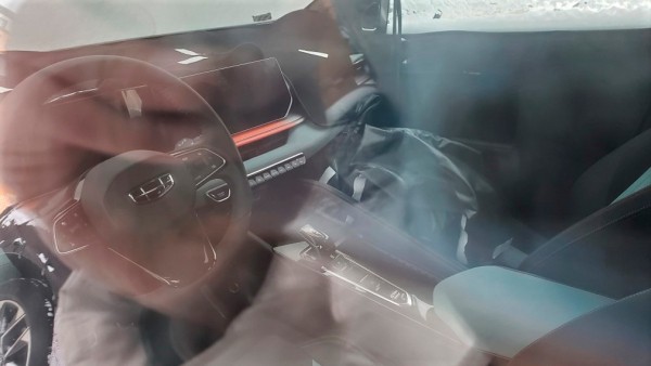 Фотошпионы опубликовали снимки интерьера нового Geely Coolray 