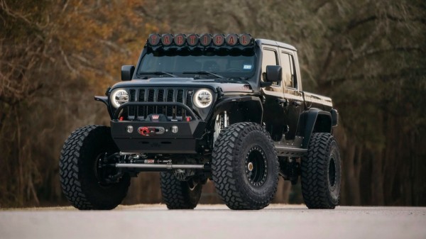 На продажу выставили хардкорный Jeep Gladiator с 717-сильным мотором Hellcat
