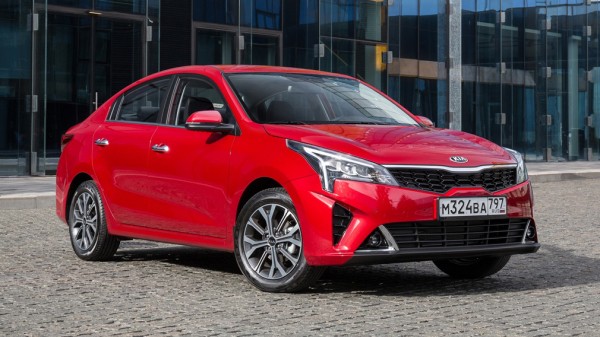 В Сети показали обновленные российские цены на автомобили Toyota Camry и Skoda Rapid в марте 2022 года