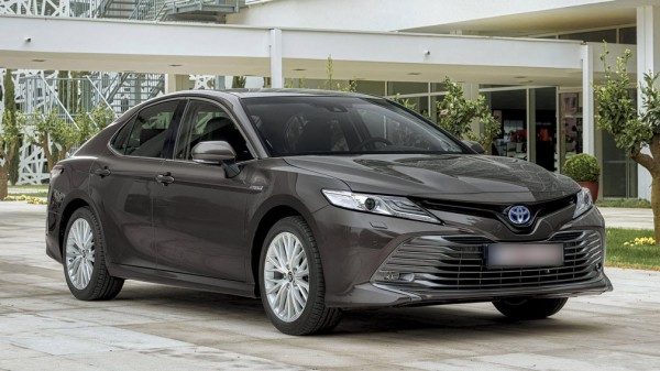 В Сети показали обновленные российские цены на автомобили Toyota Camry и Skoda Rapid в марте 2022 года