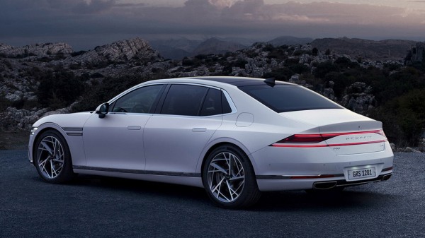 Седан Genesis G90 сможет ездить на автопилоте не быстрее 60 км/ч