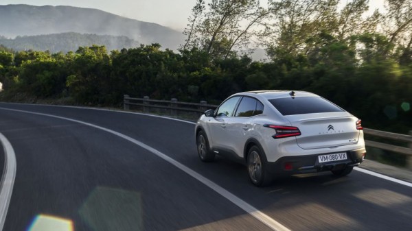 Компания CITROEN представила новый CITROEN C4 X 2022 года для рынка Европы