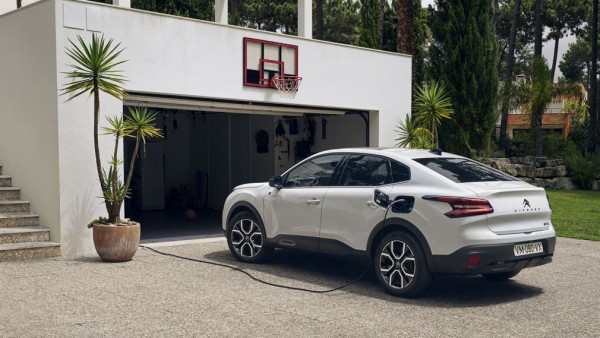 Компания CITROEN представила новый CITROEN C4 X 2022 года для рынка Европы