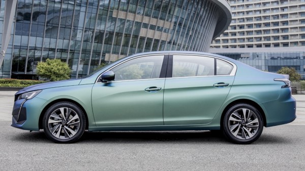 Компания Peugeot представила в Китае обновленный седан Peugeot 408 2022 года