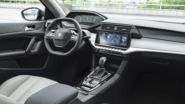 Компания Peugeot представила в Китае обновленный седан Peugeot 408 2022 года