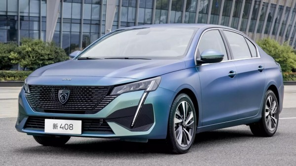 Компания Peugeot представила в Китае обновленный седан Peugeot 408 2022 года