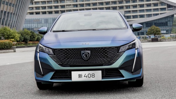 Компания Peugeot представила в Китае обновленный седан Peugeot 408 2022 года