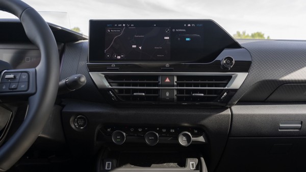 Компания CITROEN представила новый CITROEN C4 X 2022 года для рынка Европы