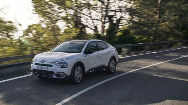 Компания CITROEN представила новый CITROEN C4 X 2022 года для рынка Европы