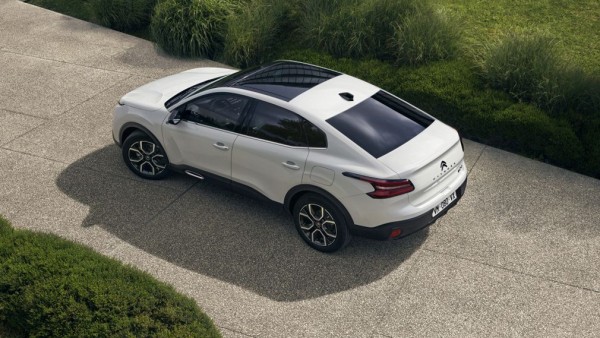 Компания CITROEN представила новый CITROEN C4 X 2022 года для рынка Европы