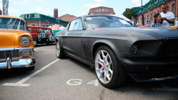 На Кастом Конвенции представили карбоновый Mustang с начинкой от Tesla