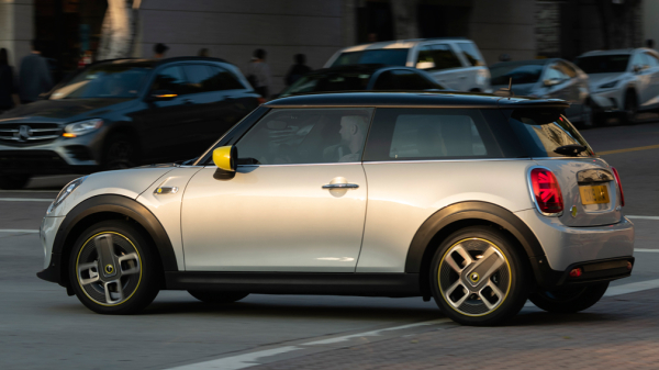 Компания MINI представила электрические Cooper SE адаптированный для водителей-инвалидов