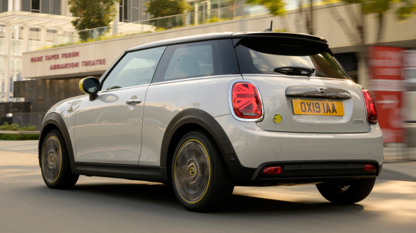 Компания MINI представила электрические Cooper SE адаптированный для водителей-инвалидов