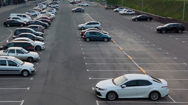 В 2022 году склады под Москвой оказались переполнены тысячами невостребованных новых автомобилей