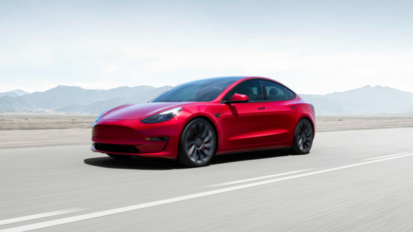 Во втором квартале 2022 года компания TESLA снизила объемы производства и поставок электрокаров 