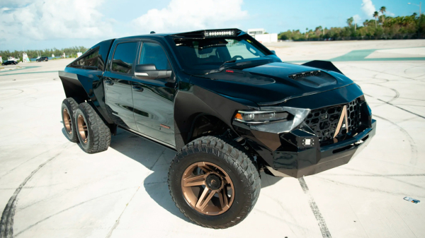 Пикап RAM 1500 превратили в 850-сильный трехосный Juggernaut