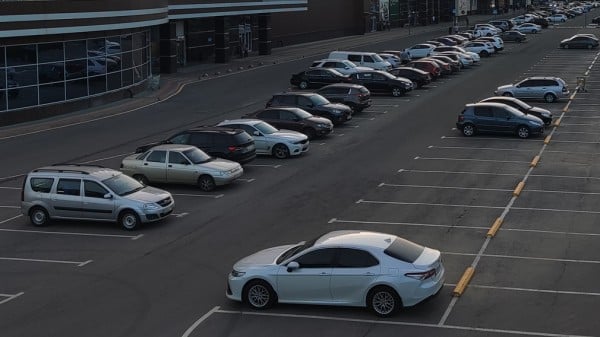 Выпуск легковых автомашин в июне 2022 года снизился в РФ на 89%