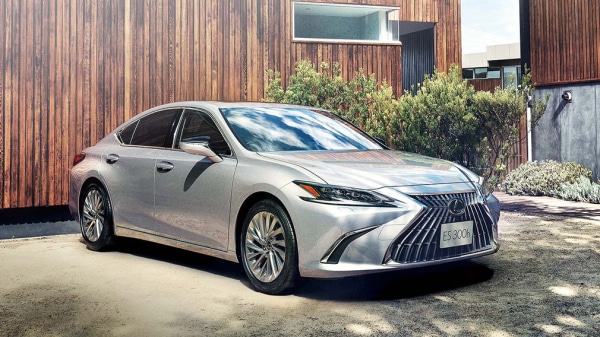 Компания Toyota выпустила специальную версию бизнес-седана Lexus ES для рынка Японии