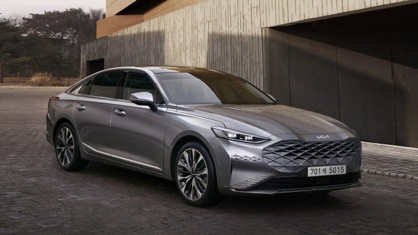 В РФ стартовали продажи нового премиального седан KIA K8 от 3,3 млн рублей