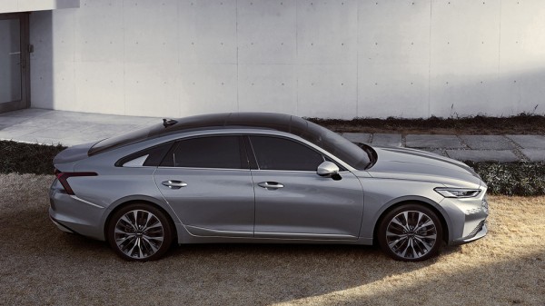 В РФ стартовали продажи нового премиального седан KIA K8 от 3,3 млн рублей