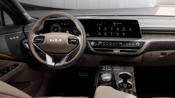 В РФ стартовали продажи нового премиального седан KIA K8 от 3,3 млн рублей