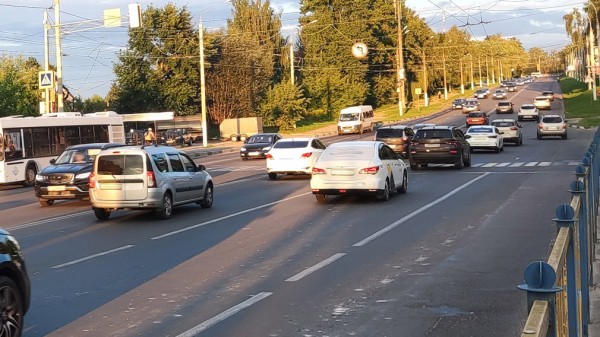 Названы особенности управления автомобилем с наступлением осени