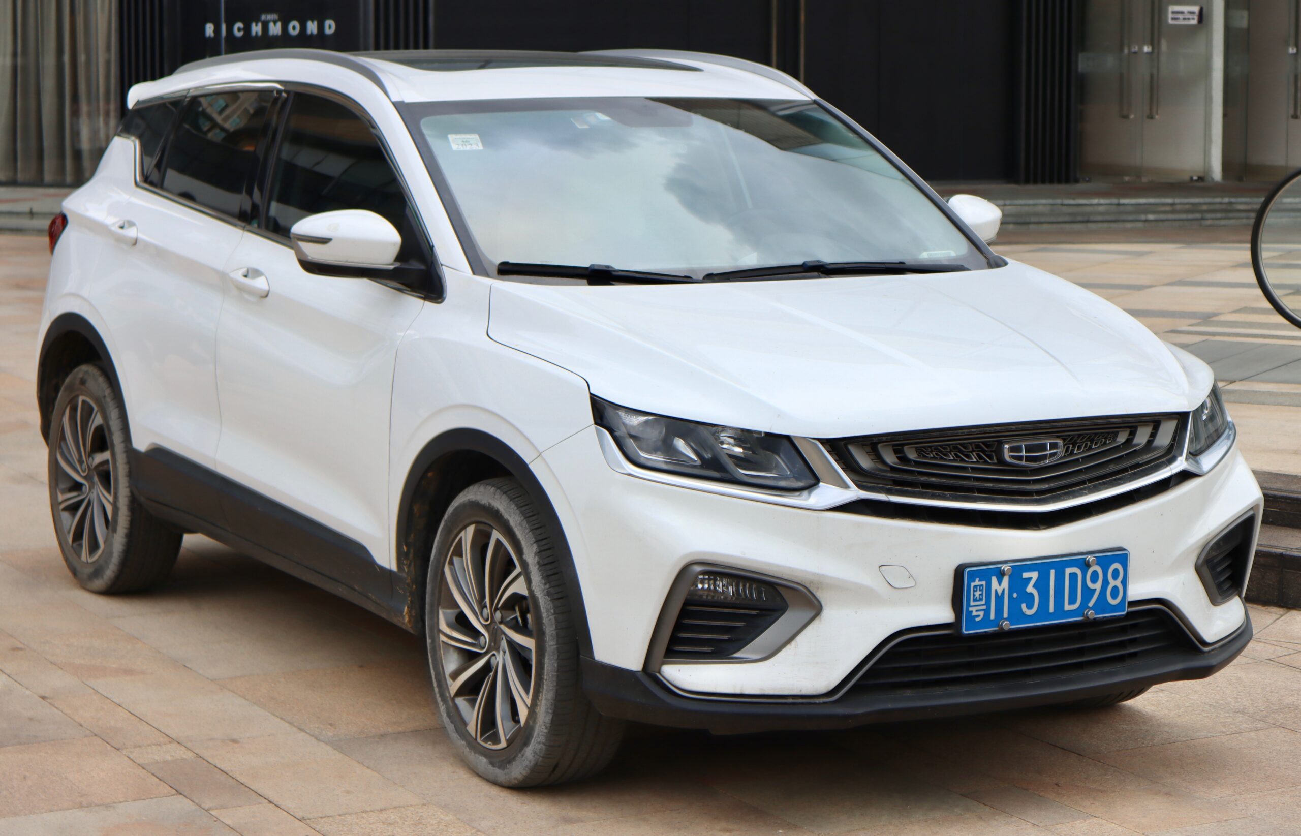 Geely Coolray в городском потоке