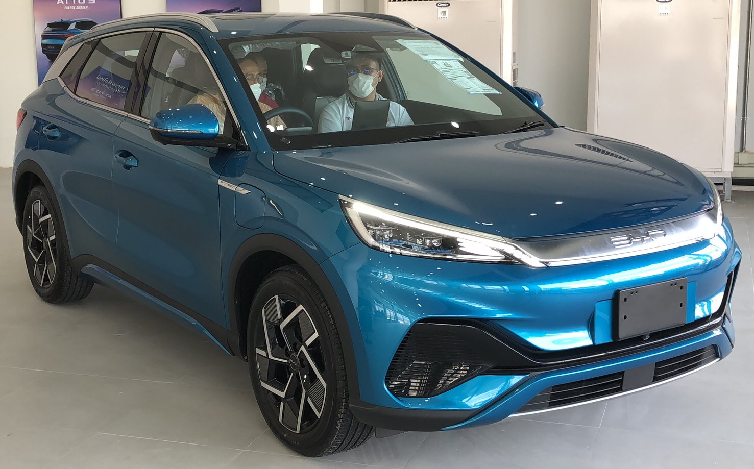 BYD Atto 3 синий — вид спереди