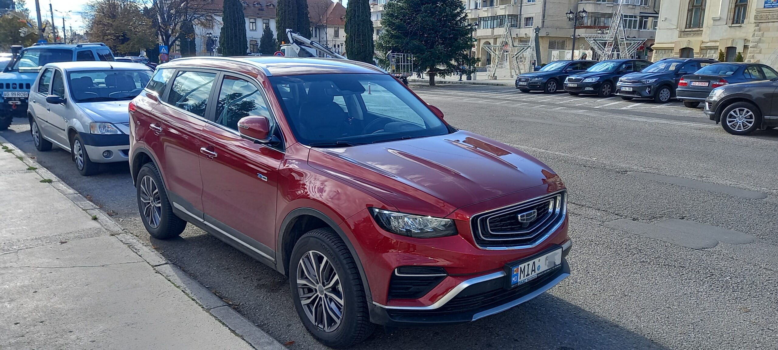 Geely Atlas Pro белый — вид сбоку