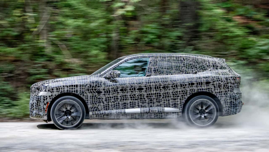 Иллюстрация 101auto.ru: Новые дверные ручки BMW X5 скрыты в линии пояса