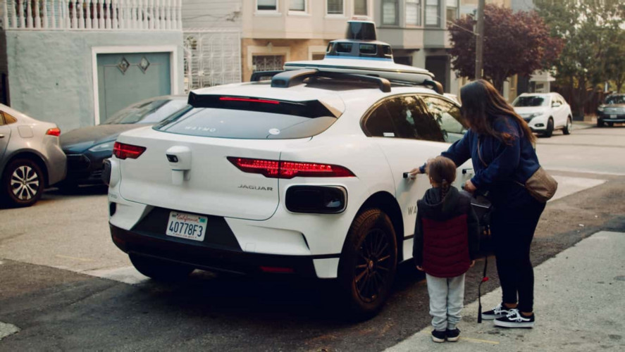 Иллюстрация 101auto.ru: Waymo отзывает почти 4 тысячи автономных такси из-за ошибок в программном обеспечении