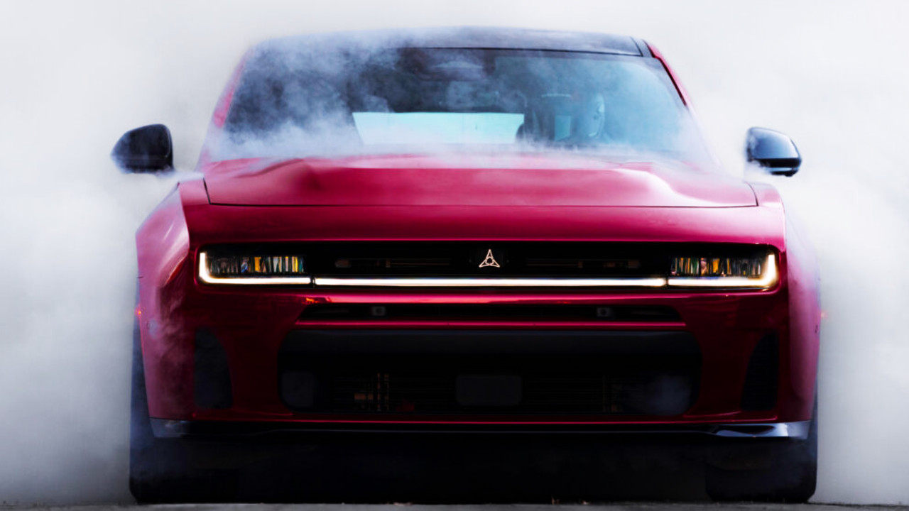 Иллюстрация 101auto.ru: Бензиновый Dodge Charger взлетел на 404%, а электрический Daytona рухнул на 88%