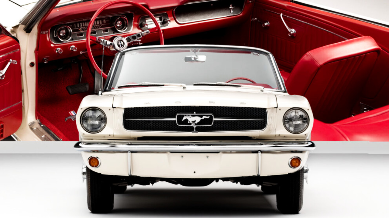 Иллюстрация 101auto.ru: Редкий Mustang 1965 года, который ездил по треку Disney, попал в исторический реестр