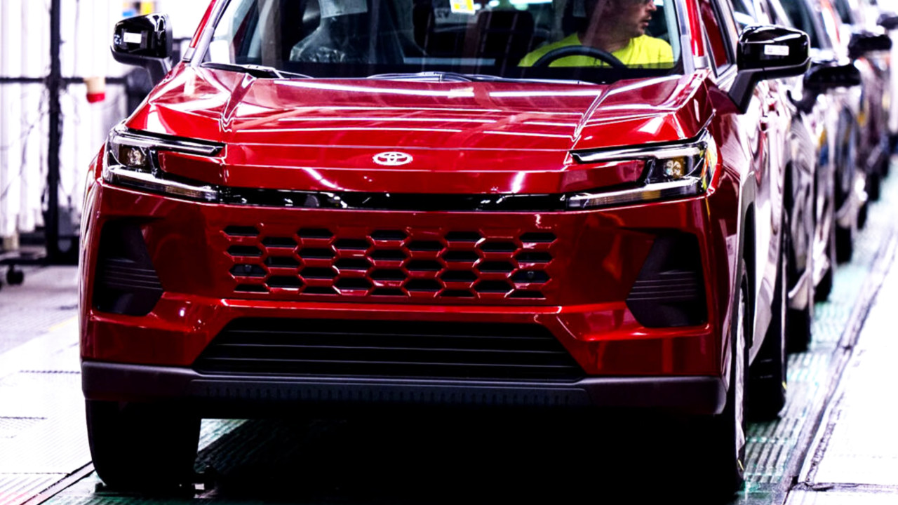 Иллюстрация 101auto.ru: Toyota RAV4 потерял 36% продаж из-за нехватки машин, а не из-за спроса